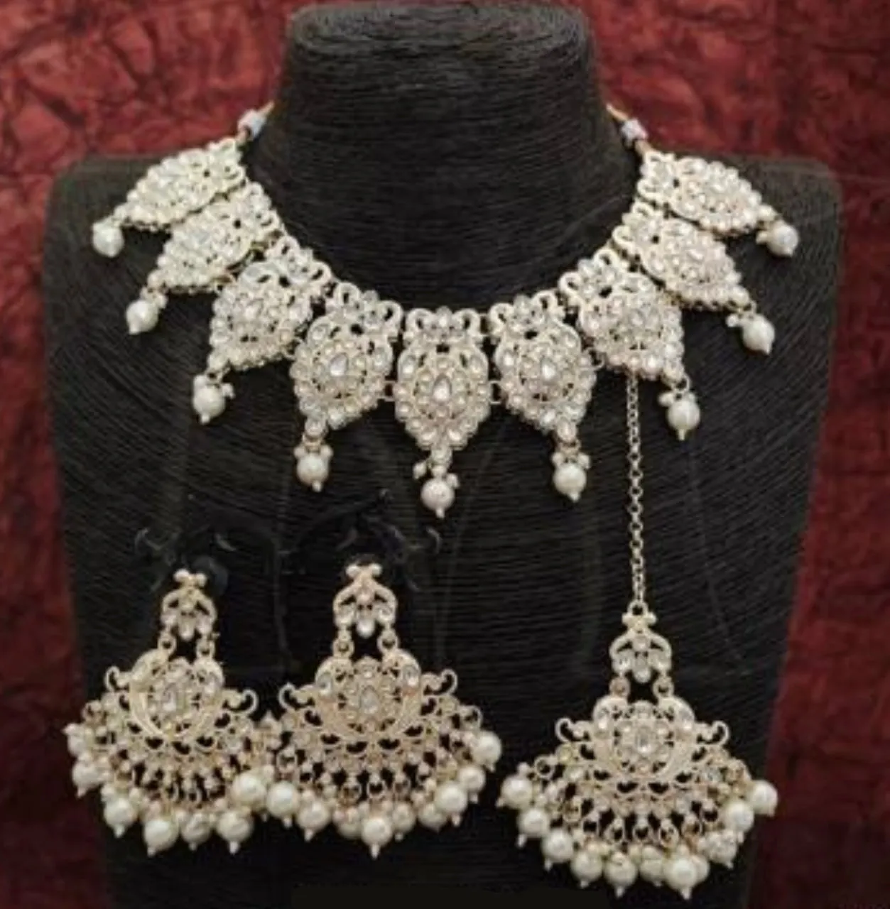 White Necklace & Earring Set With Maang Tika